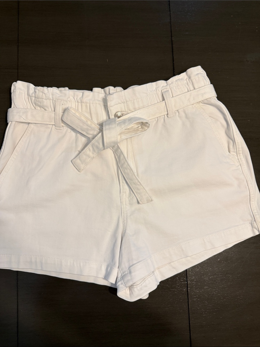 Women’s size 10. American Eagle Outfitters White High-Waist Paperbag Tie Shorts